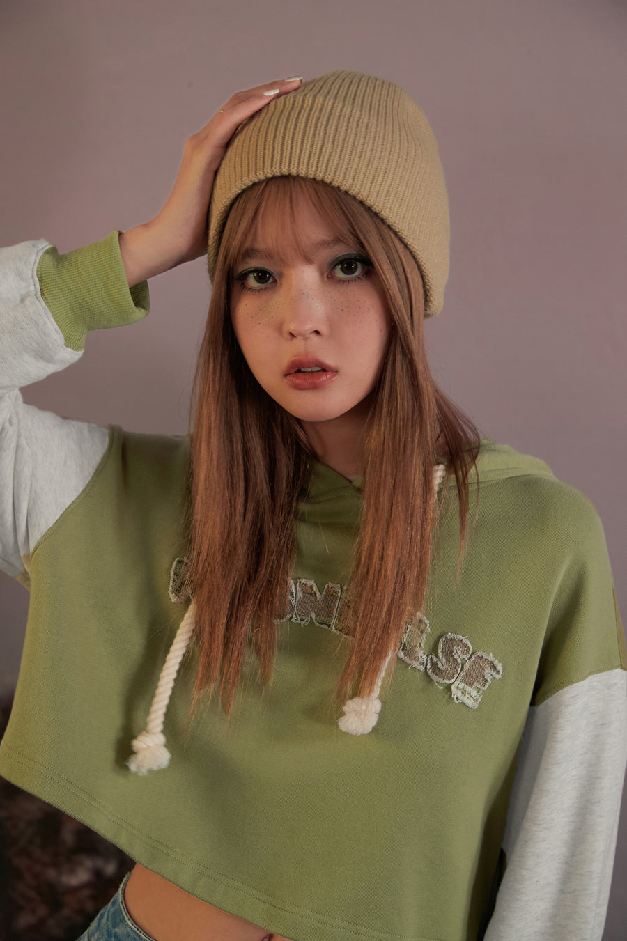 CHUU Two-Toned Cropped Hoodie