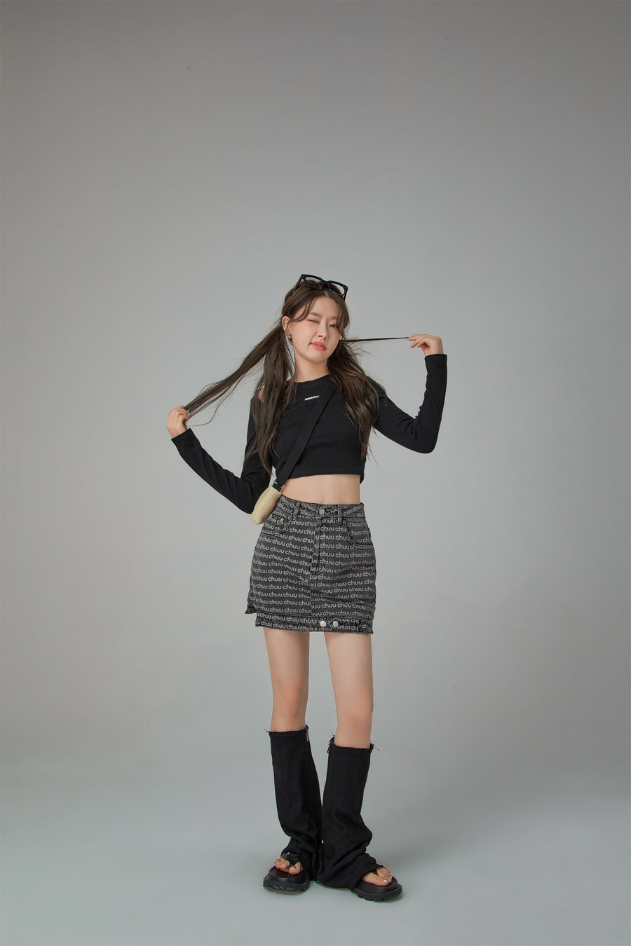 CHUU Slit Shoulder Long Sleeve Crop Top