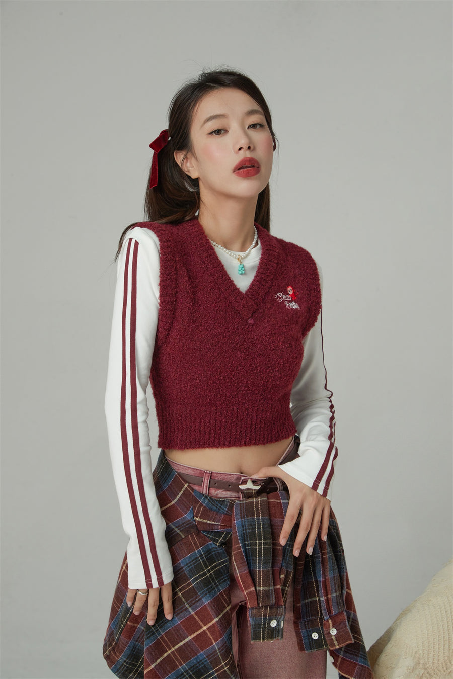 CHUU When I Am With You Embroidered V-Neck Sleeveless Knit Vest