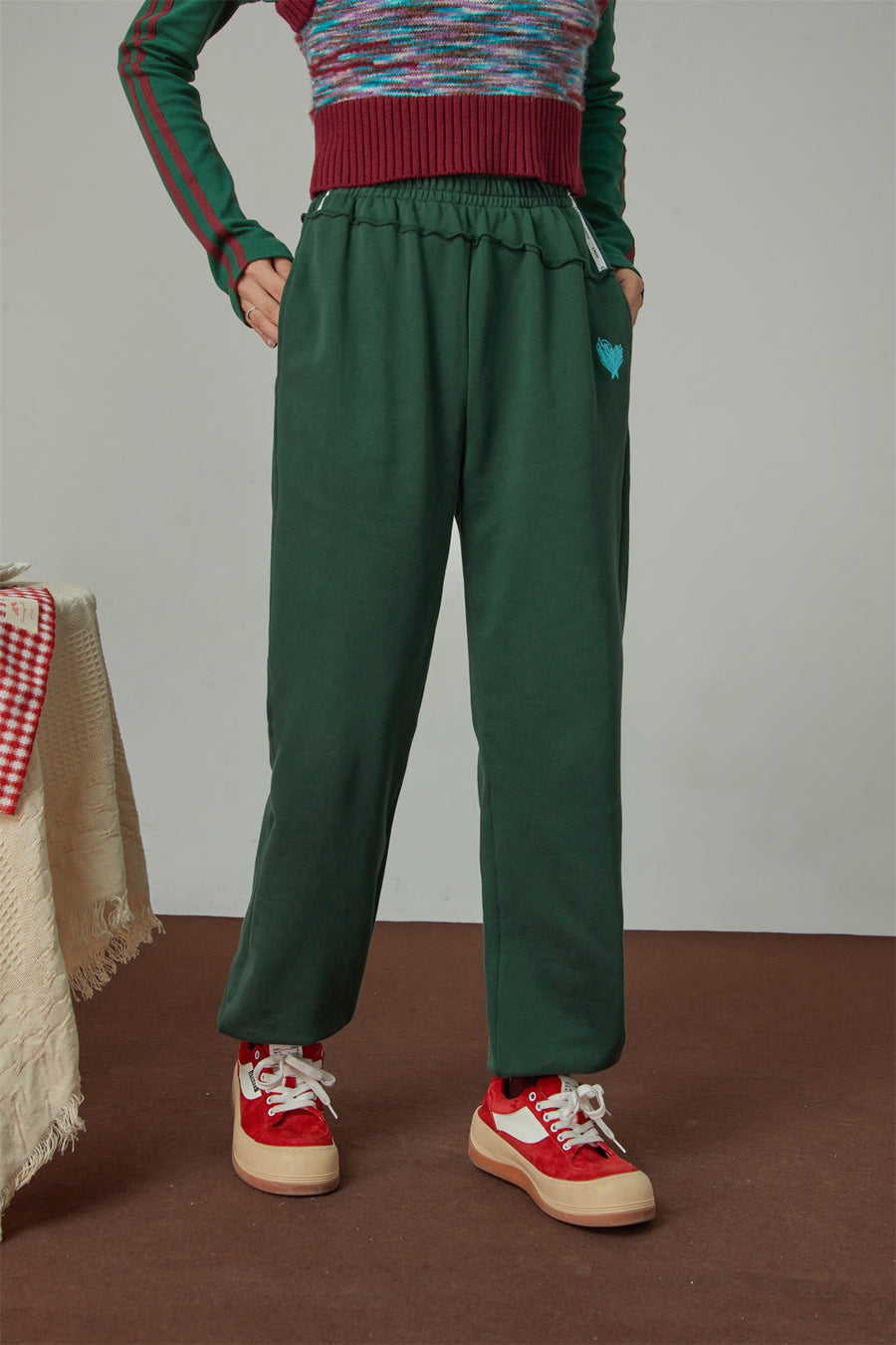 CHUU All The Promises Heart Embroidered Jogger Pants