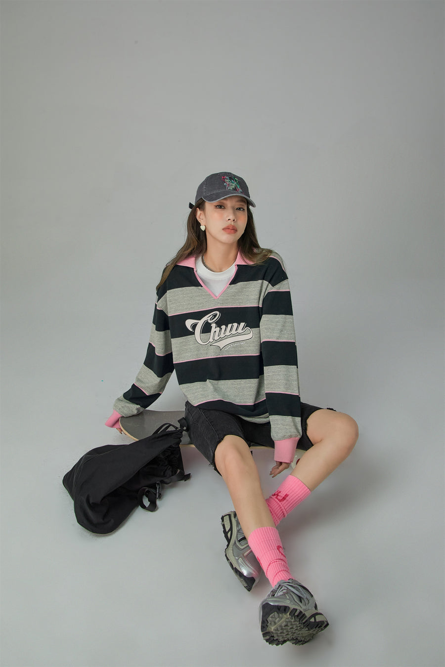 CHUU V Neck Stripe Logo T-Shirt