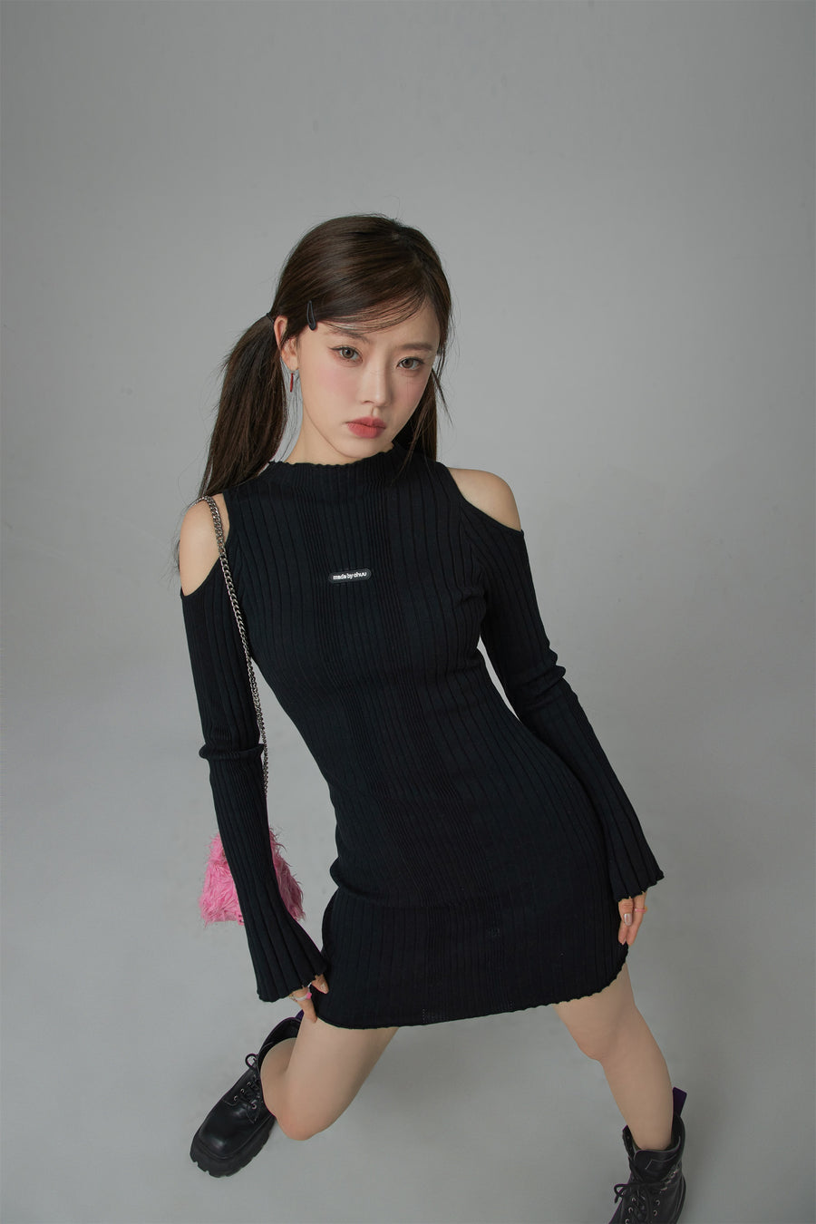 CHUU Living In My World Off Shoulder Slim Knit Dress