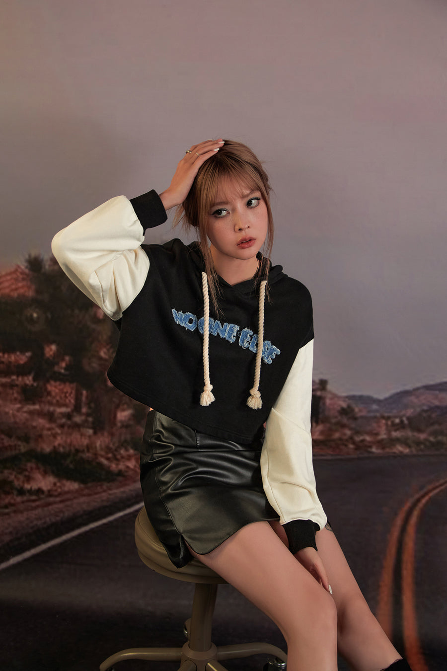 CHUU Two-Toned Cropped Hoodie