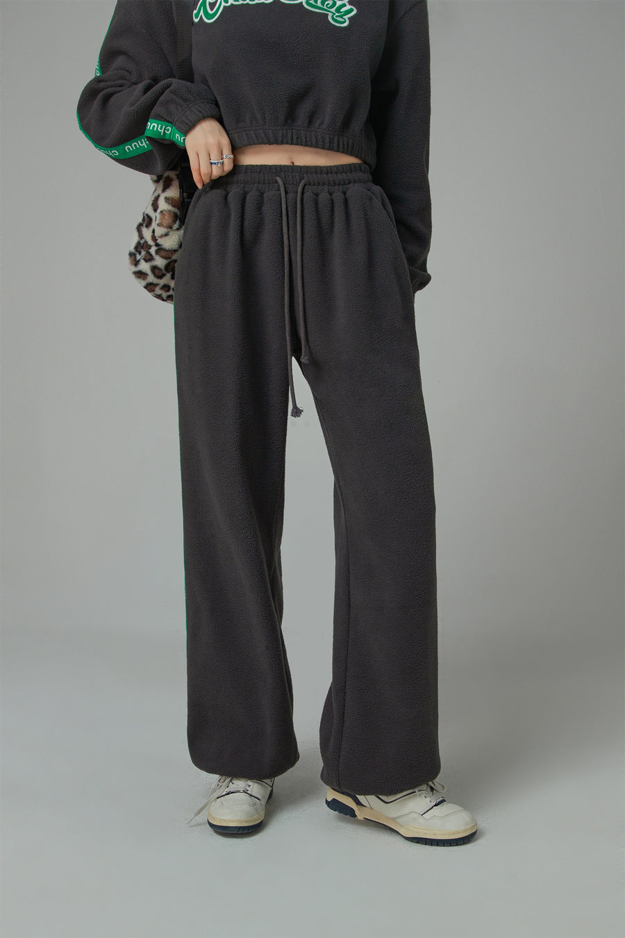 CHUU Your Energy Shifted Fleece Jogger Pants