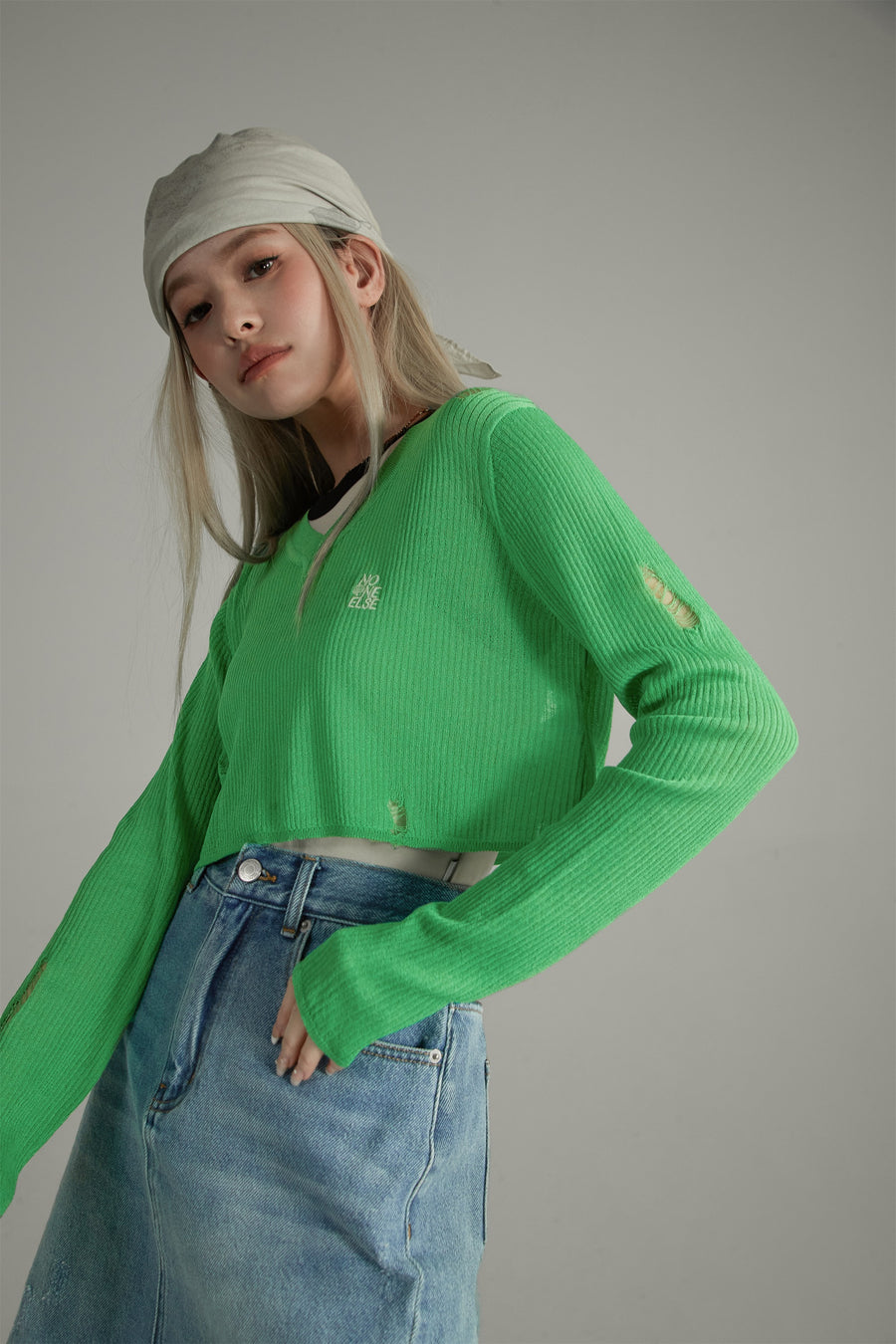 CHUU V-Neck Distressed Crop Knit Top