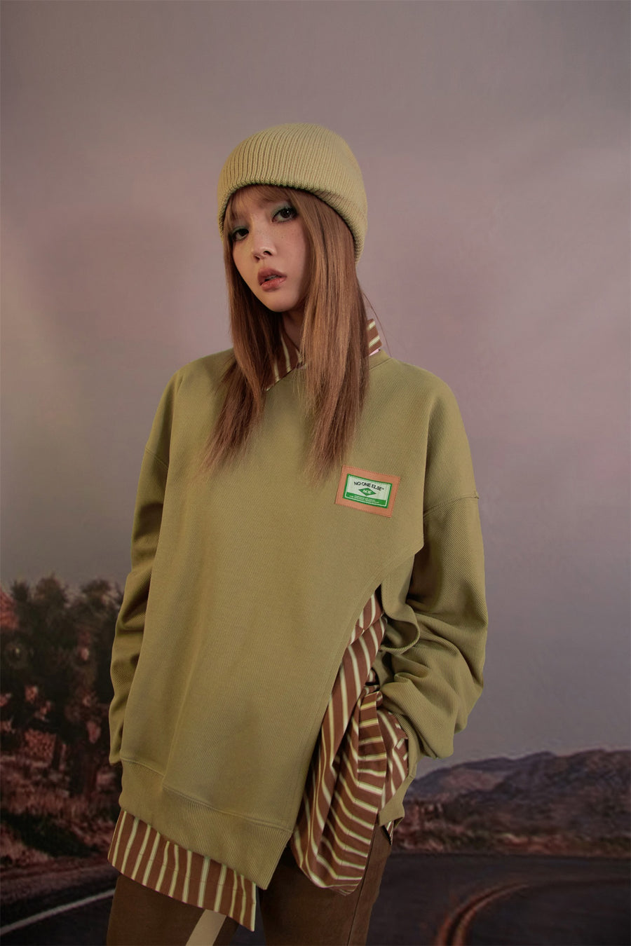 CHUU Side Slit Sweatshirt