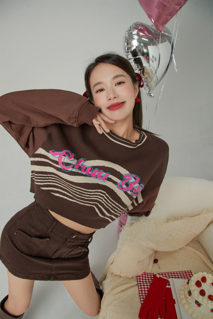 CHUU Day Dreamer Loose Fit Round Crop Sweatshirt