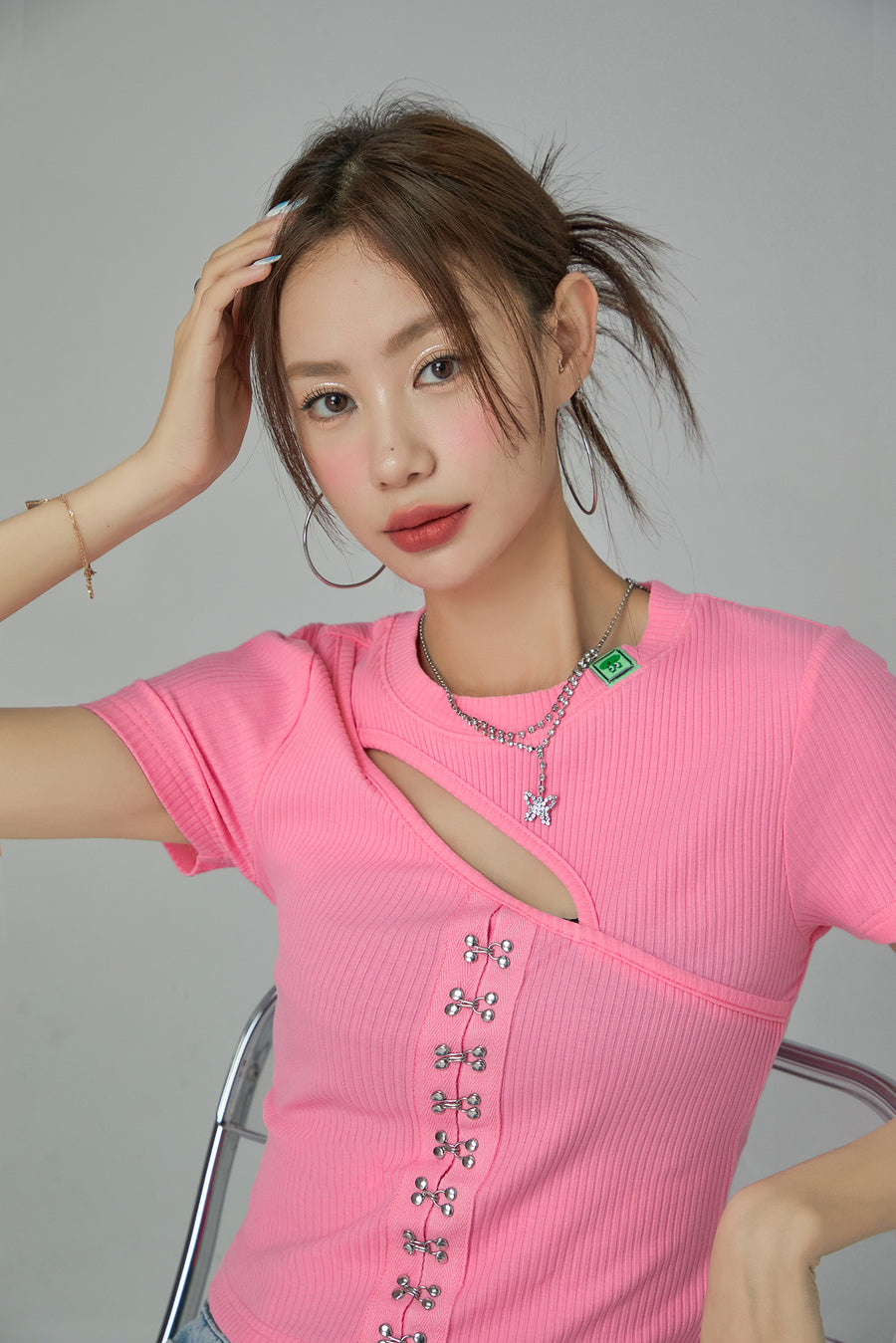 CHUU Cutout Front Hooks Short-Sleeved Top