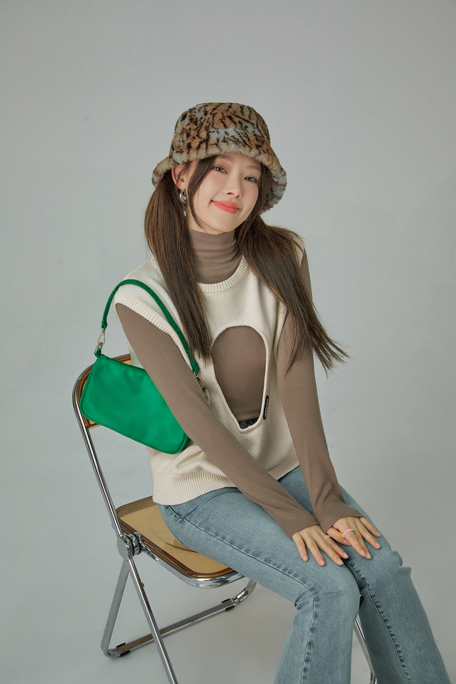 CHUU Medallion Cutout Sleeveless Sweatshirt