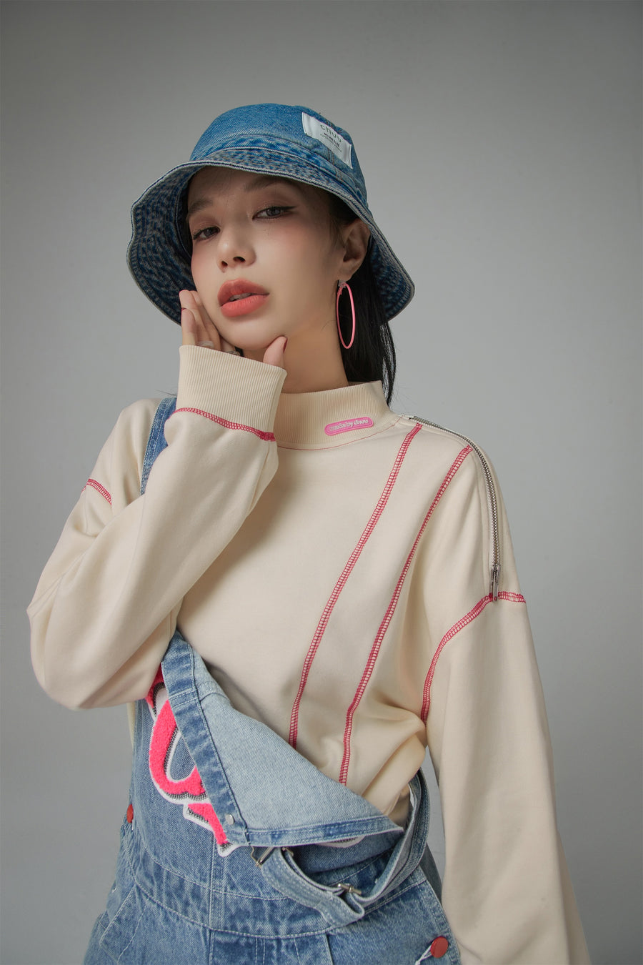 CHUU Babe Half Turtleneck Loose Fit Sweatshirt