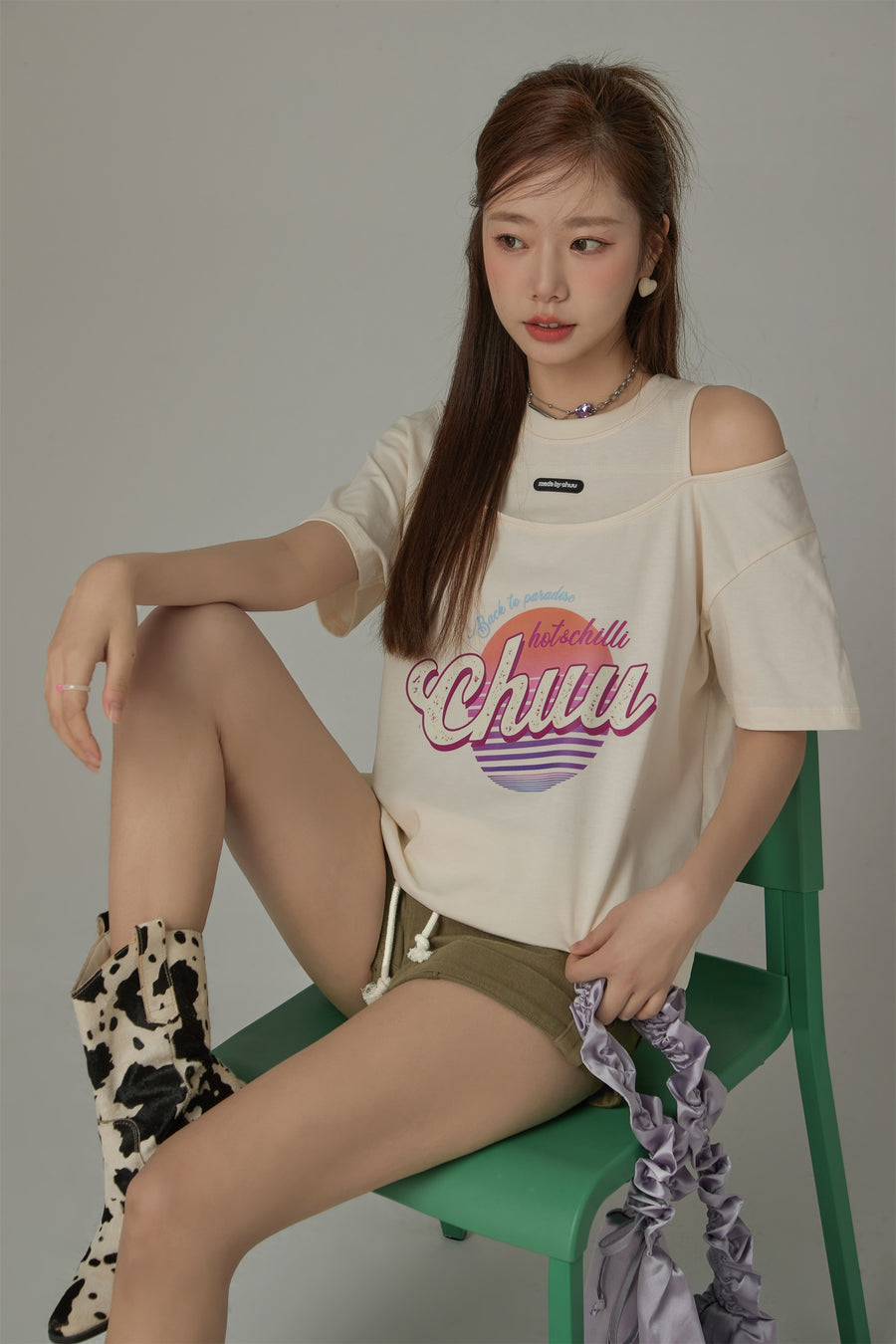 CHUU Hot And Chilli Off Shoulder Loose Fit T-Shirt