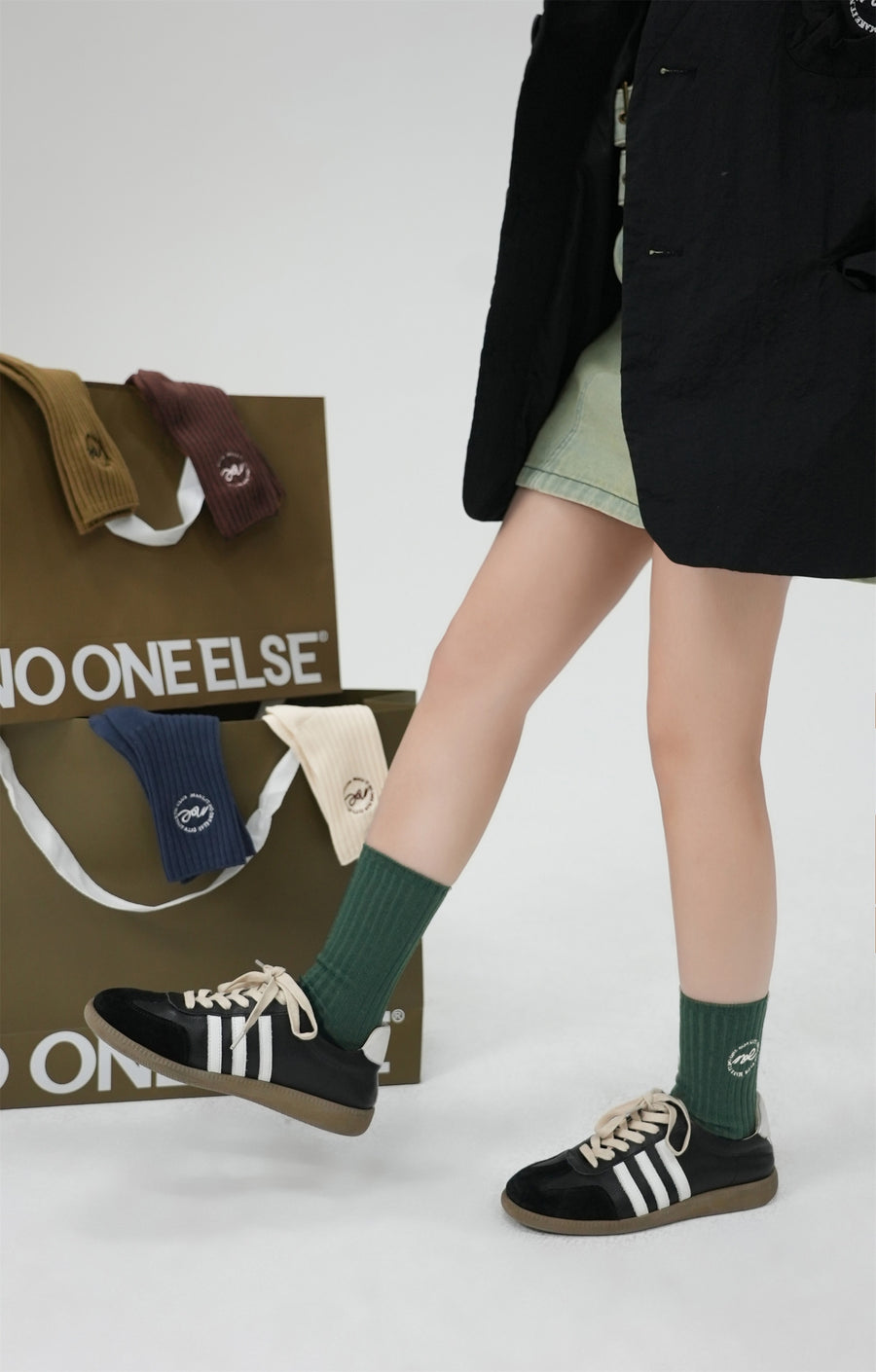 CHUU Noe Circle Logo Socks