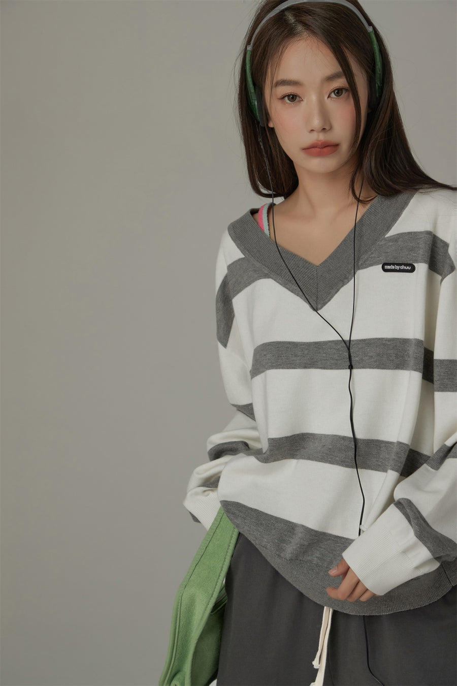 CHUU Color Matching V-Neck Striped Knit Sweater