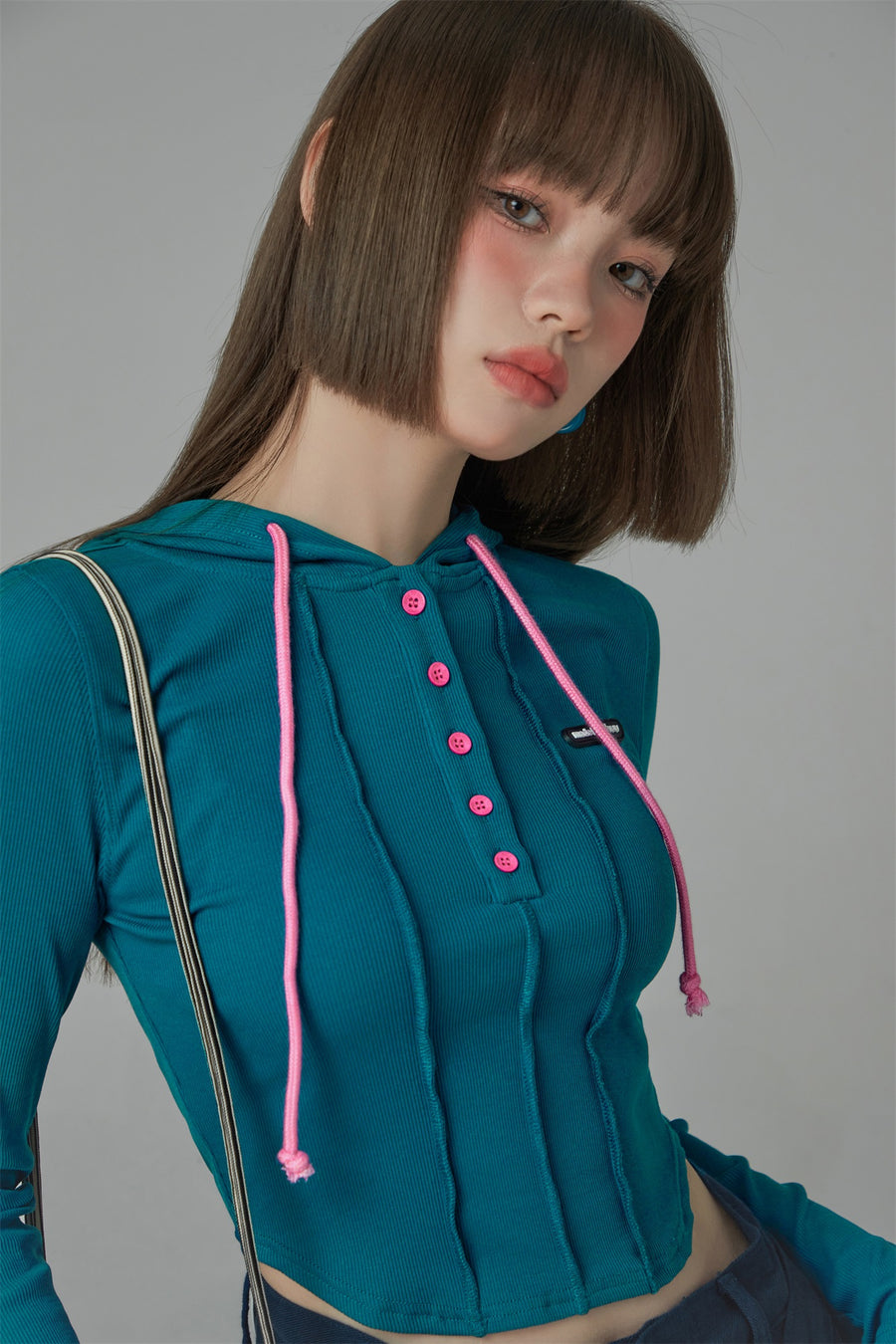 CHUU Kick It Colored Cropped Hooded Top