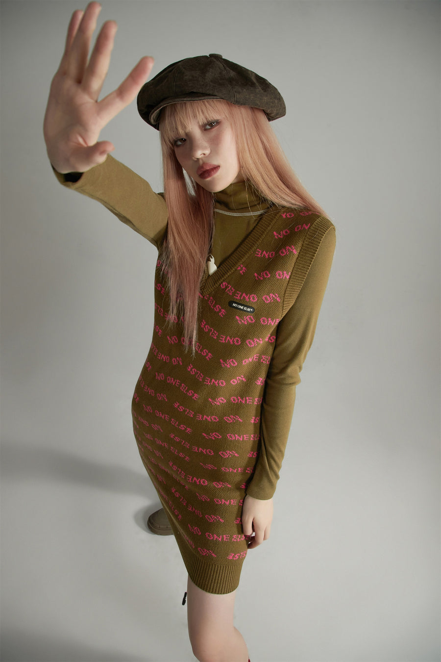 CHUU Noe Lettering V-Neck Dress