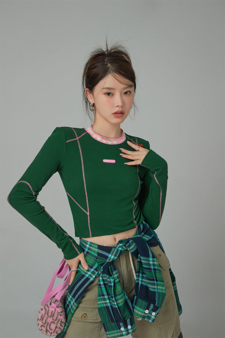 CHUU Catch My Glow Heart Collar Cropped T-Shirt