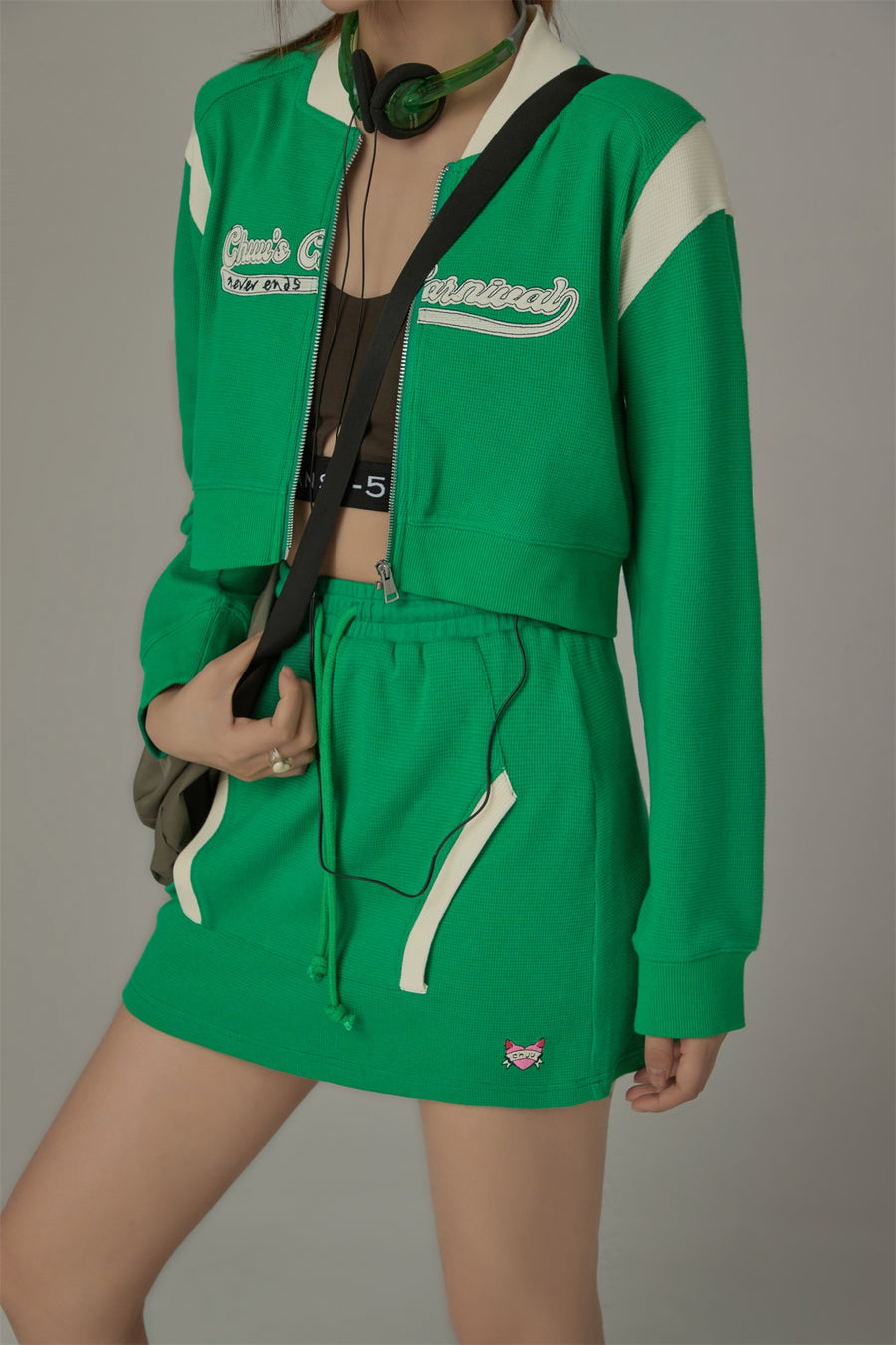 CHUU Color Matching Line Cropped Zip-Up