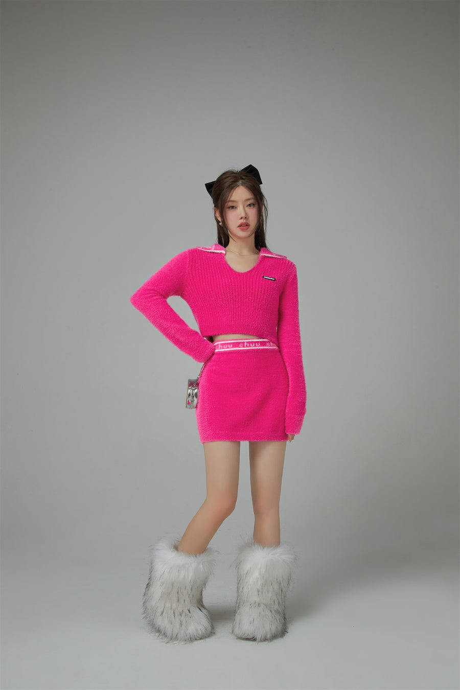 CHUU Your Sweetheart Open Collar Cropped Knit Top