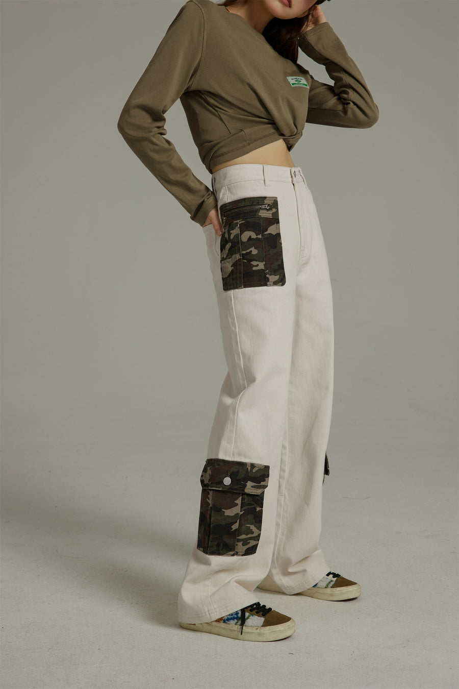 CHUU Camouflage Pocket Straight Casual Pants