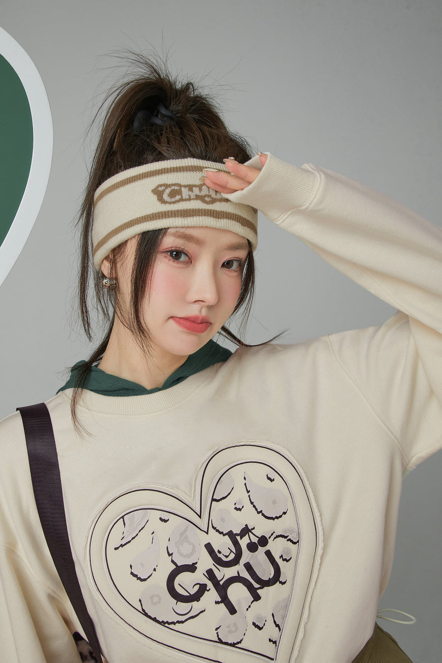 CHUU Chuu Heart Print Crop Sweatshirt