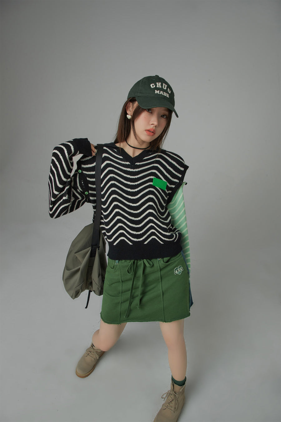 CHUU Zig-Zag Stripes Cutout Shoulders Knit Sweater