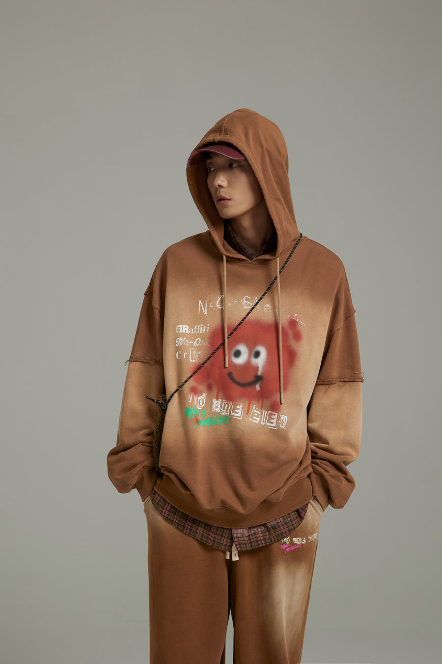 CHUU Smiling Character Gradient Loose-Fit Hoodie