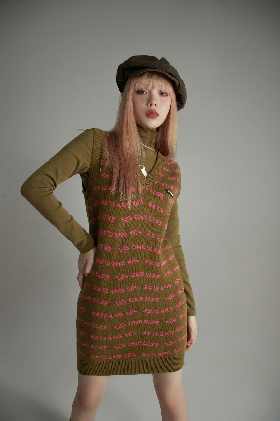 CHUU Noe Lettering V-Neck Dress