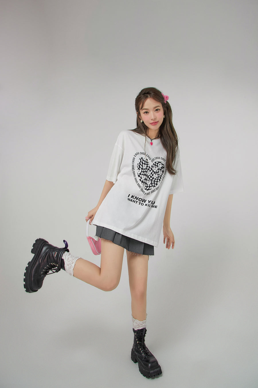 CHUU Kiss Me Check Heart Loosefit T-Shirt