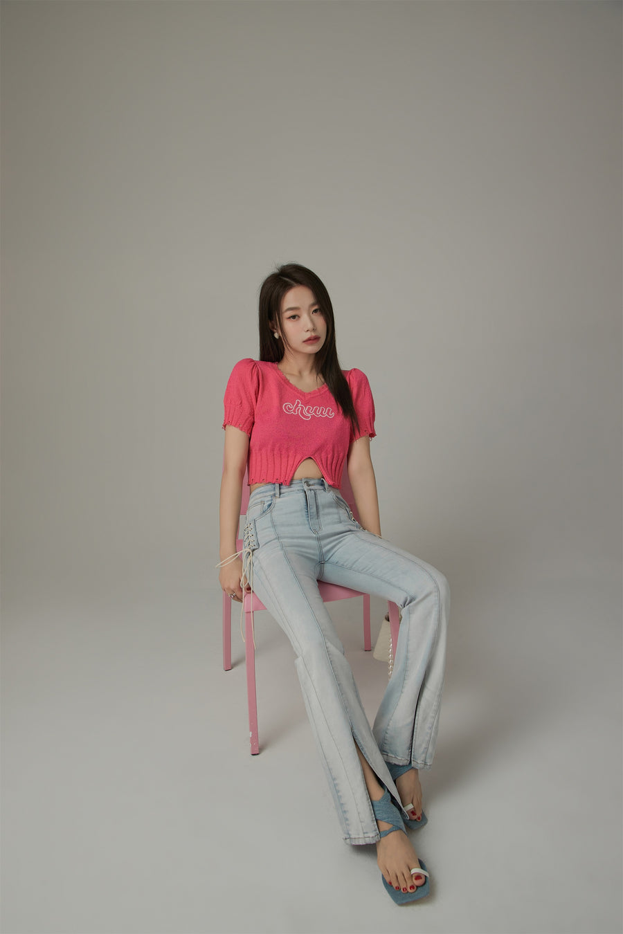 CHUU Embroidered Split Cropped Knit Top