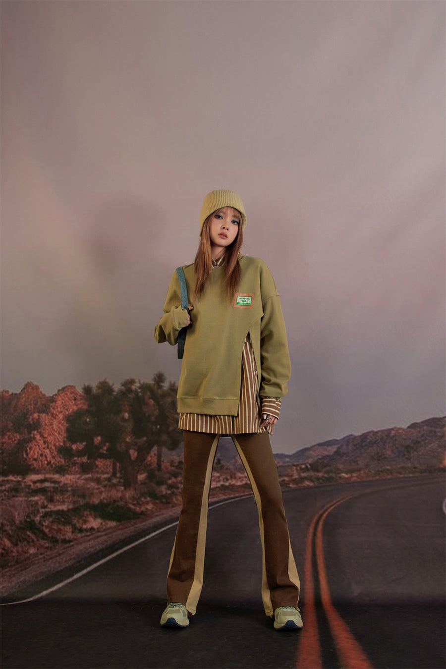 CHUU Side Slit Sweatshirt