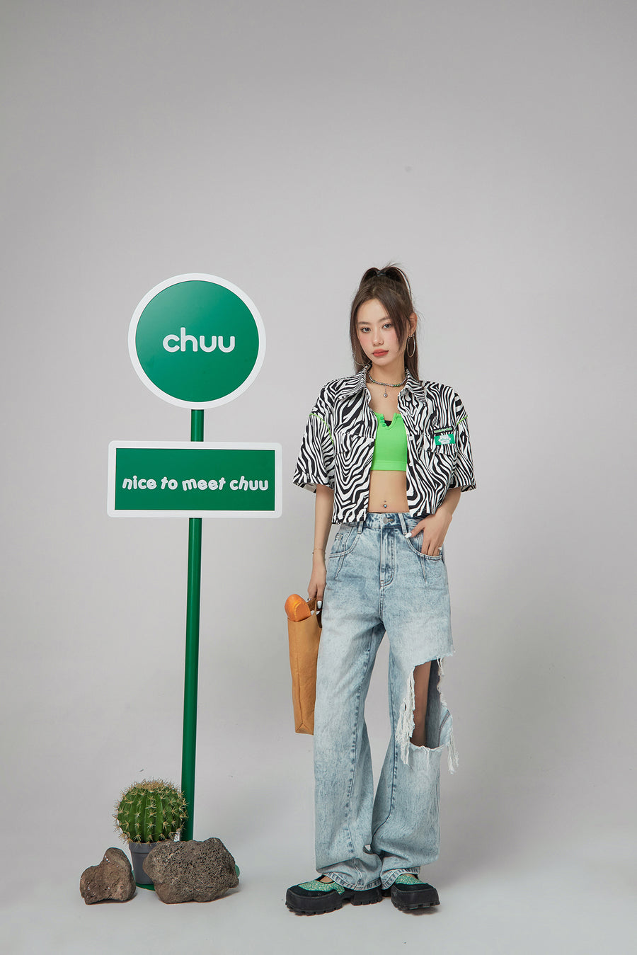 CHUU Cute Neckline Crop Sleeveless Top