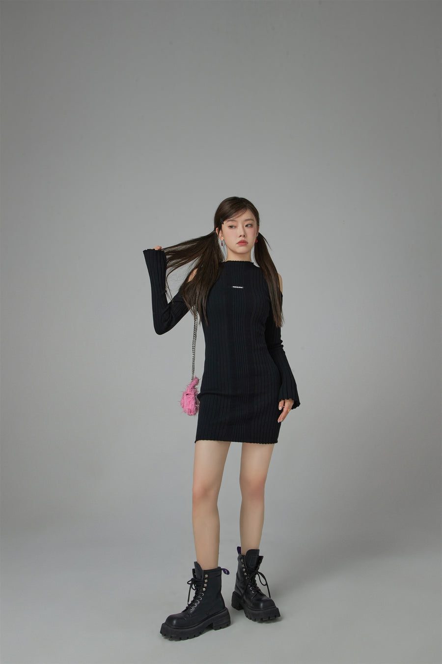 CHUU Living In My World Off Shoulder Slim Knit Dress