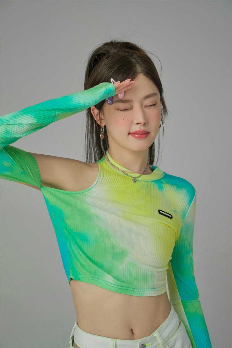 CHUU Tie-Dye Cutout Shoulder Crop Top