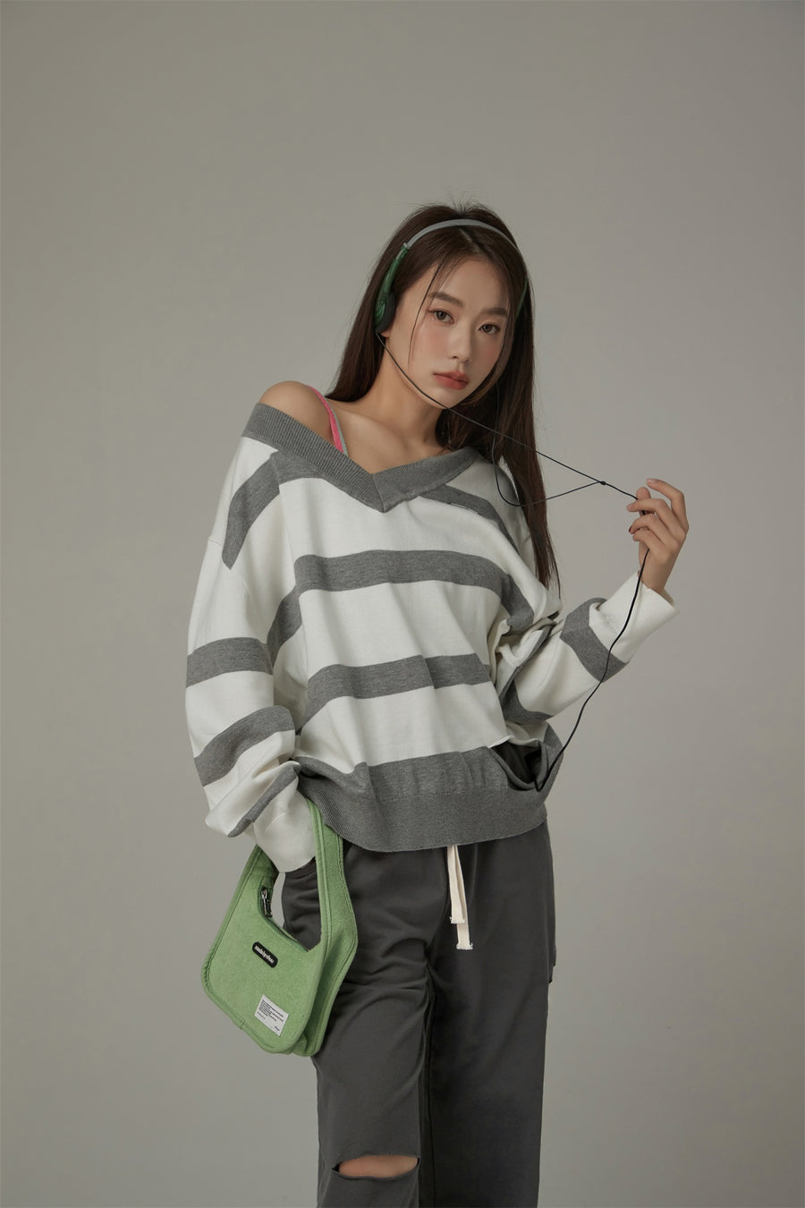 CHUU Color Matching V-Neck Striped Knit Sweater