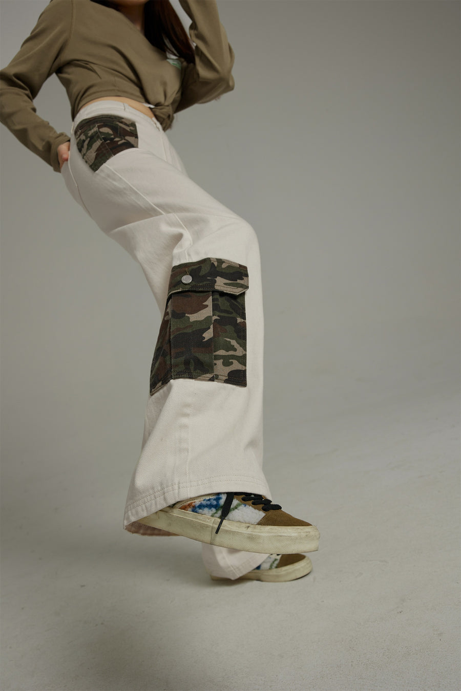 CHUU Camouflage Pocket Straight Casual Pants