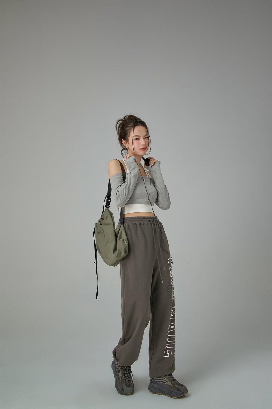 CHUU Stars That Shine High-Waist Jogger Pants