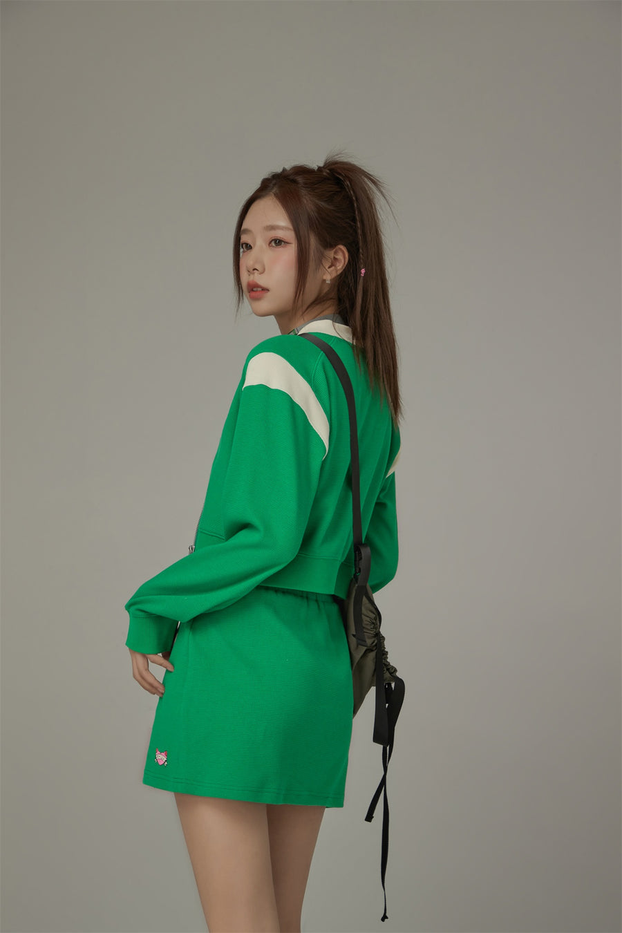 CHUU Color Matching Line Cropped Zip-Up