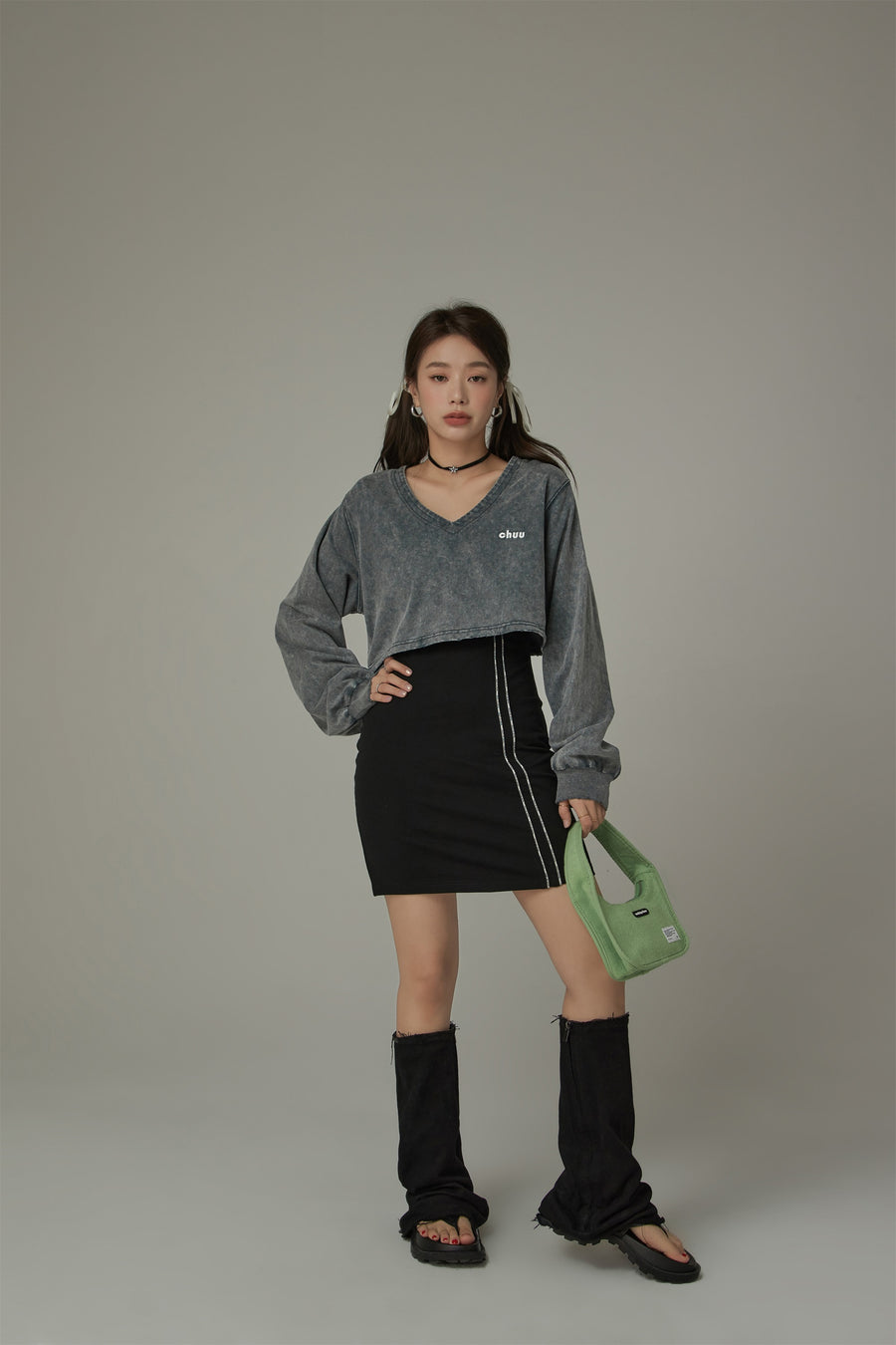 CHUU V-Neck Cropped Sweatshirt