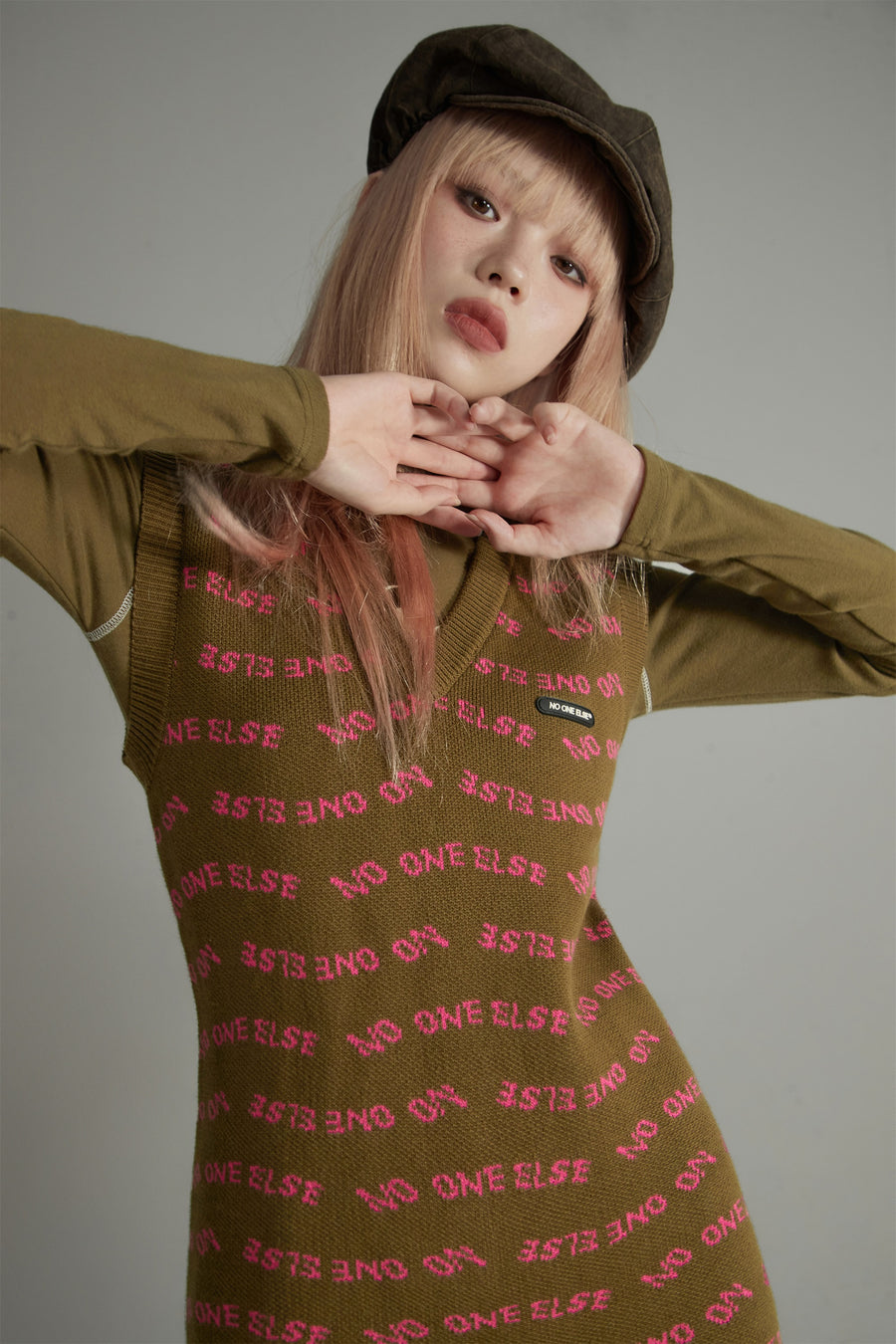 CHUU Noe Lettering V-Neck Dress