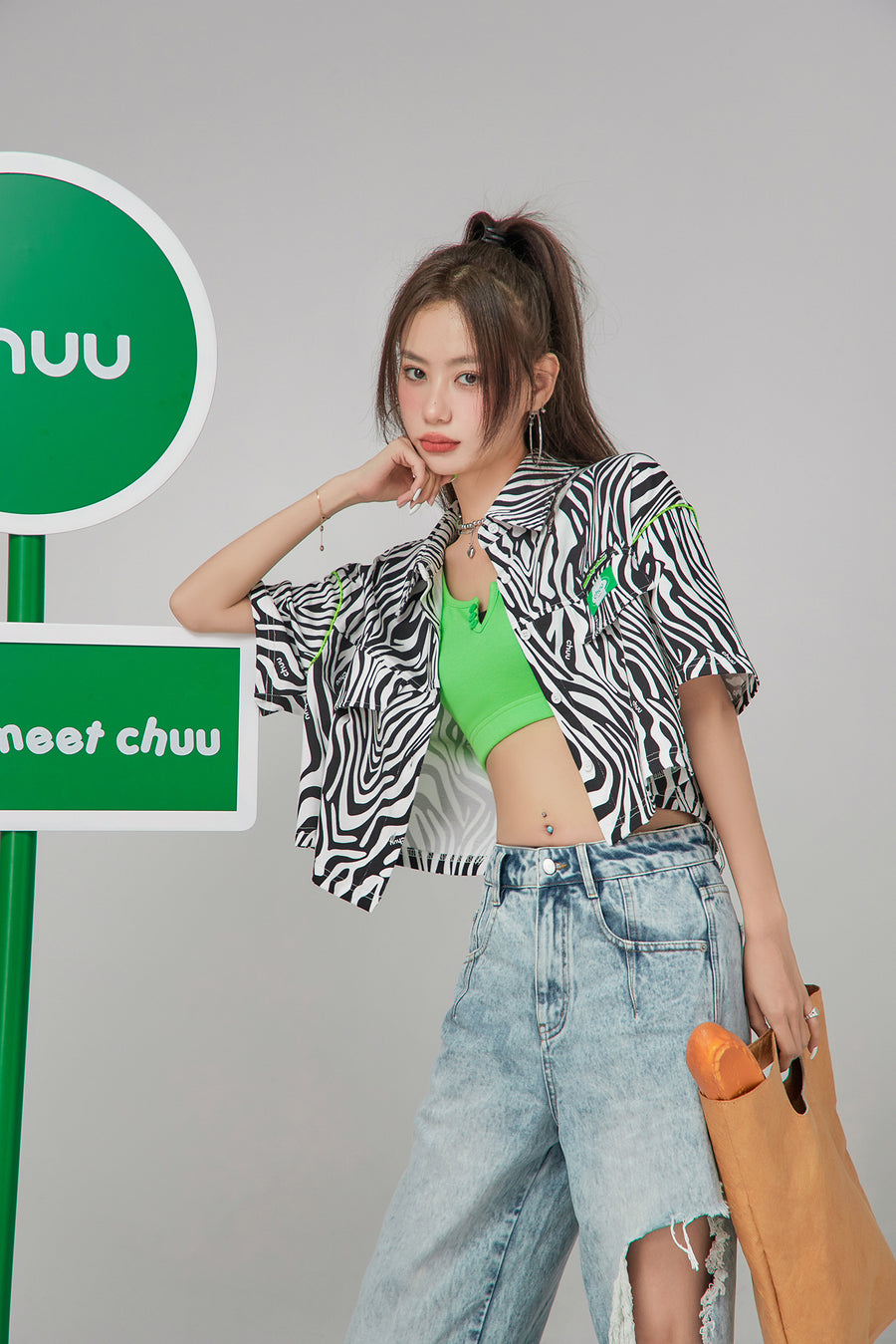 CHUU Cute Neckline Crop Sleeveless Top