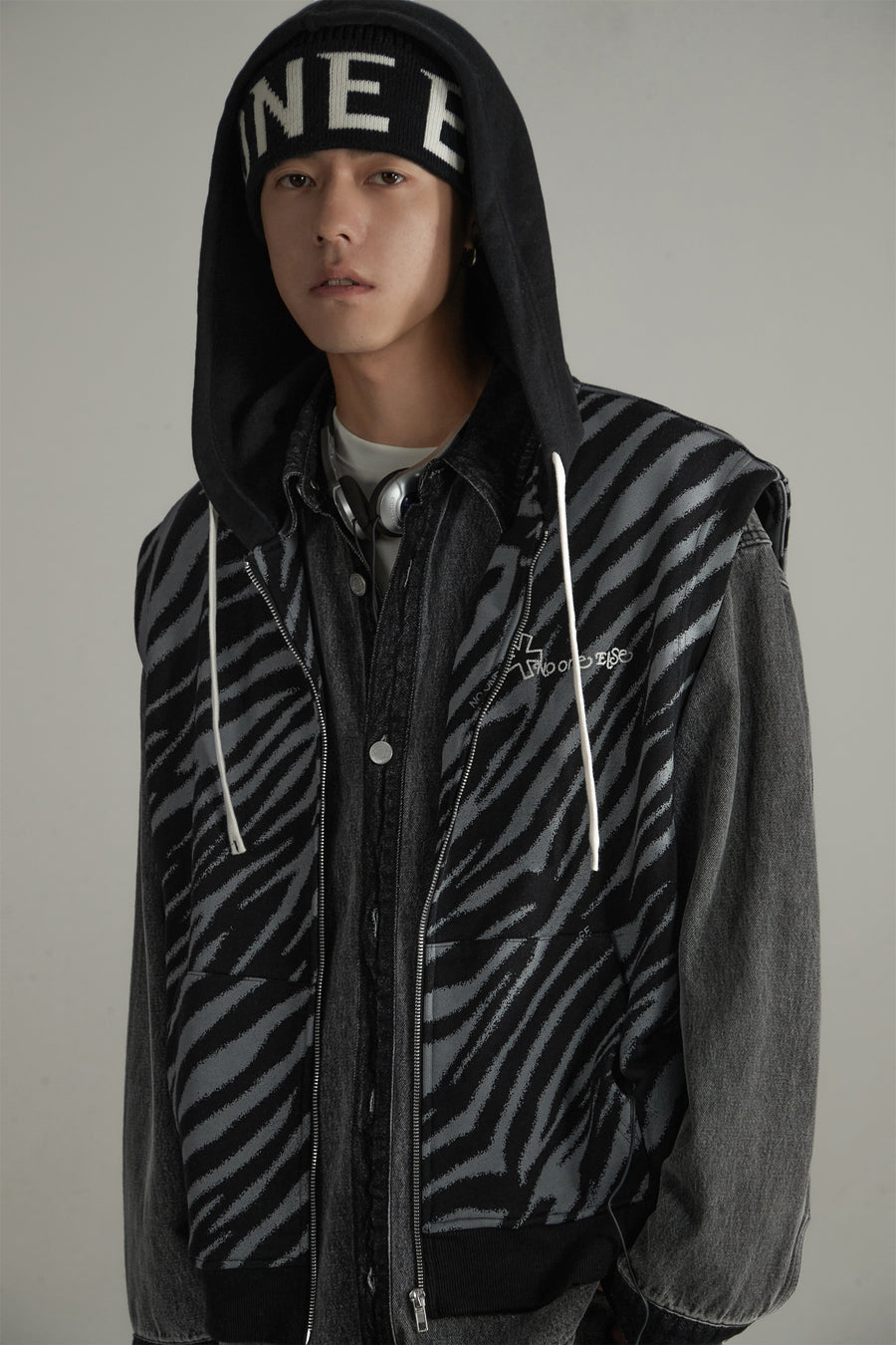 CHUU Zebra Zip-Up Vest Hoodie