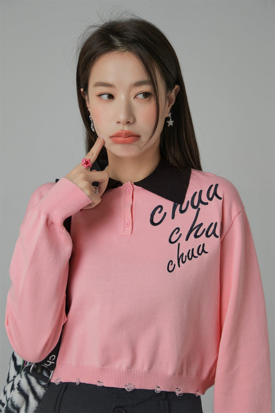 CHUU Chuu Lettering Color Cropped Knit Sweater