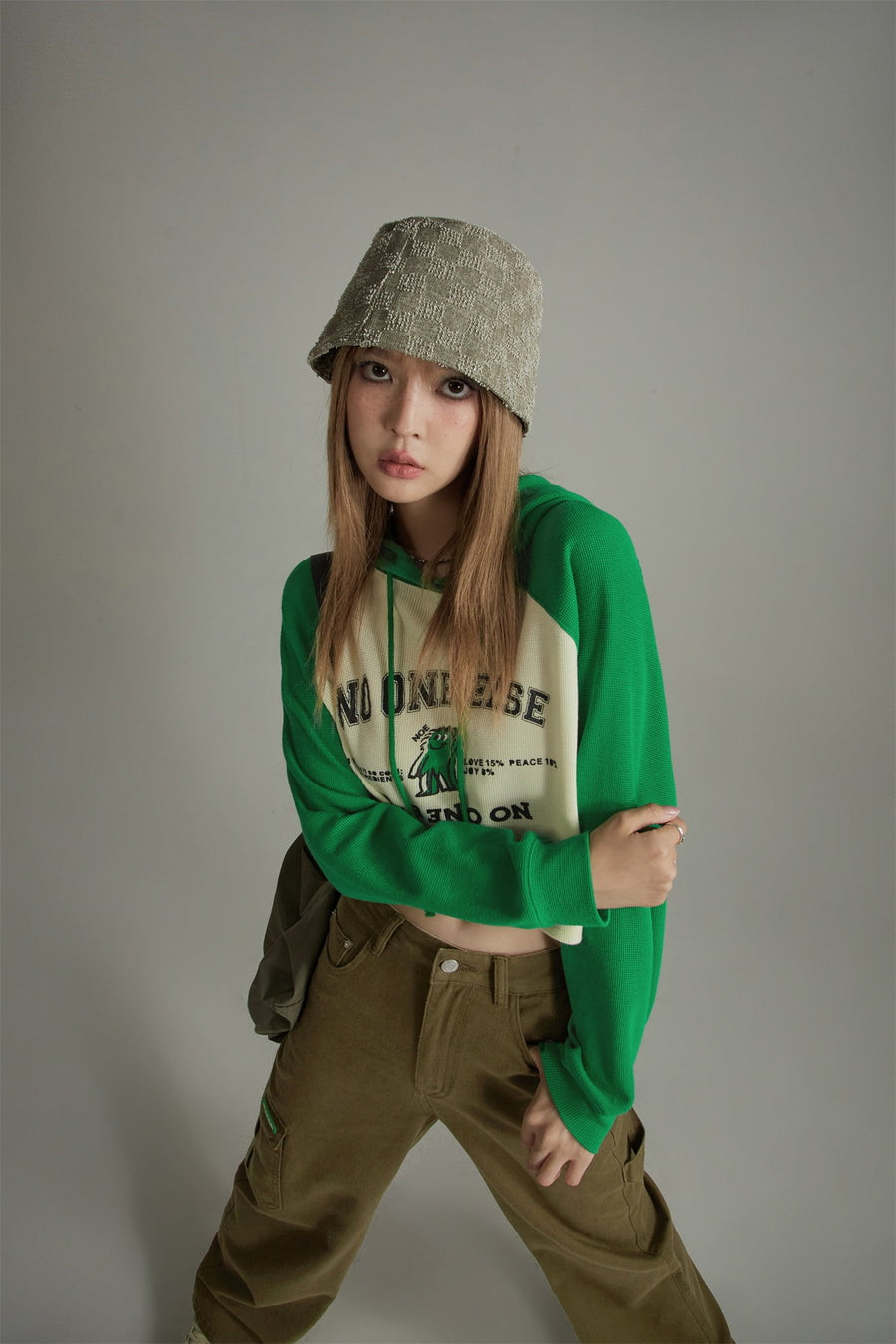 CHUU Two Toned Loose Fit Cropped Hoodie