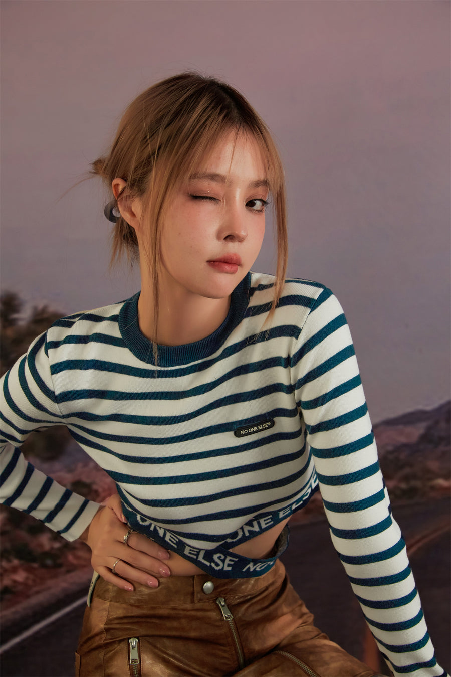 CHUU Noe Striped Criss Cross Crop T-Shirt