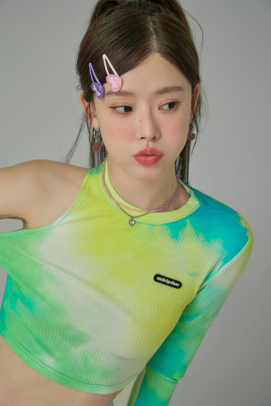 CHUU Tie-Dye Cutout Shoulder Crop Top