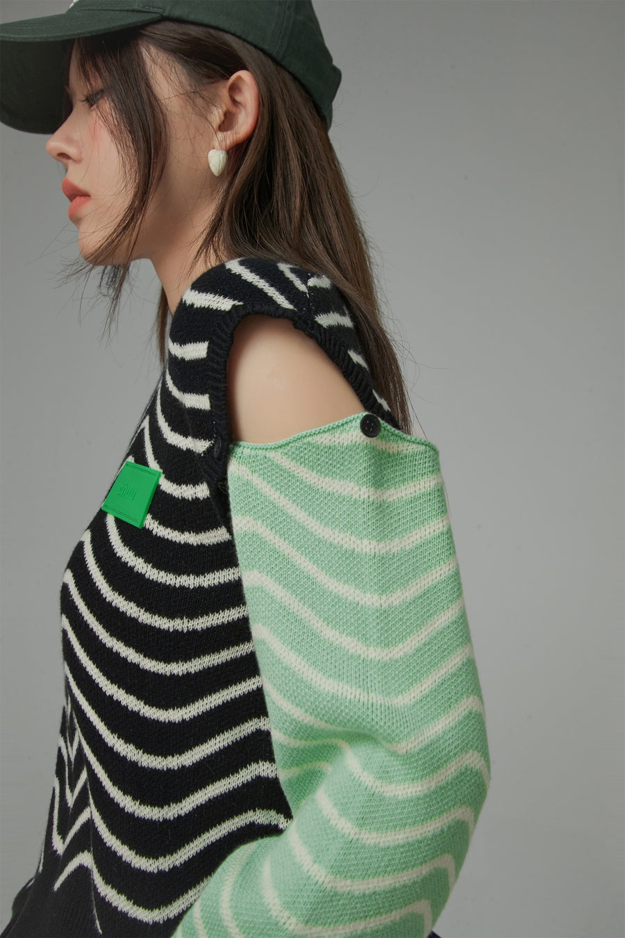 CHUU Zig-Zag Stripes Cutout Shoulders Knit Sweater