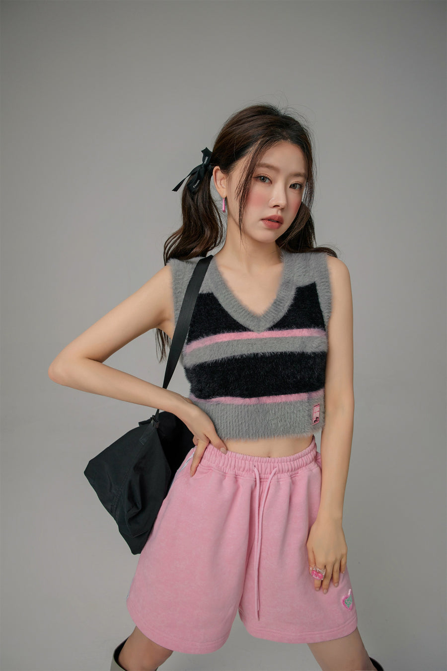 CHUU Truly Connect Striped V-Neck Furry Vest