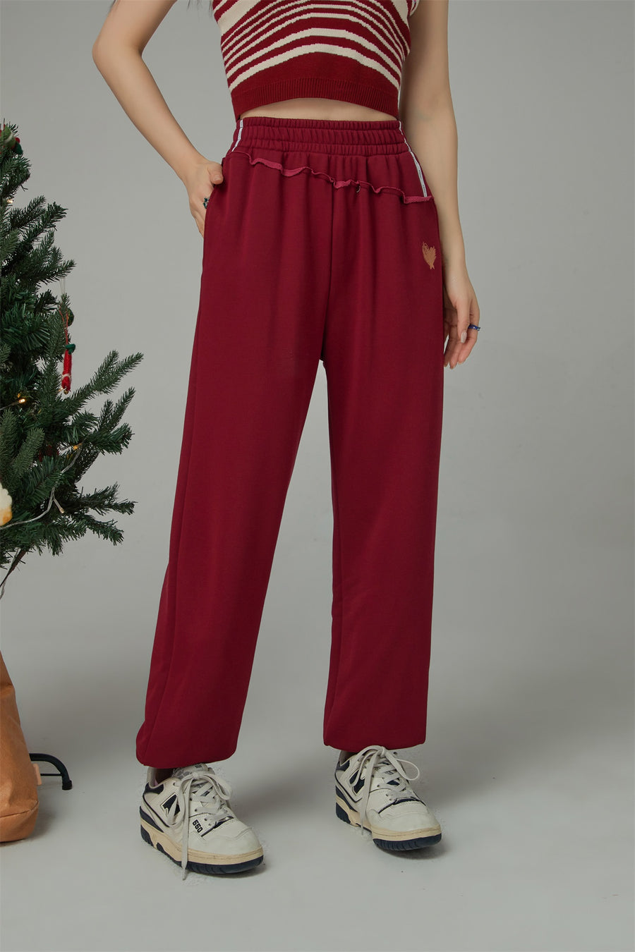 CHUU All The Promises Heart Embroidered Jogger Pants