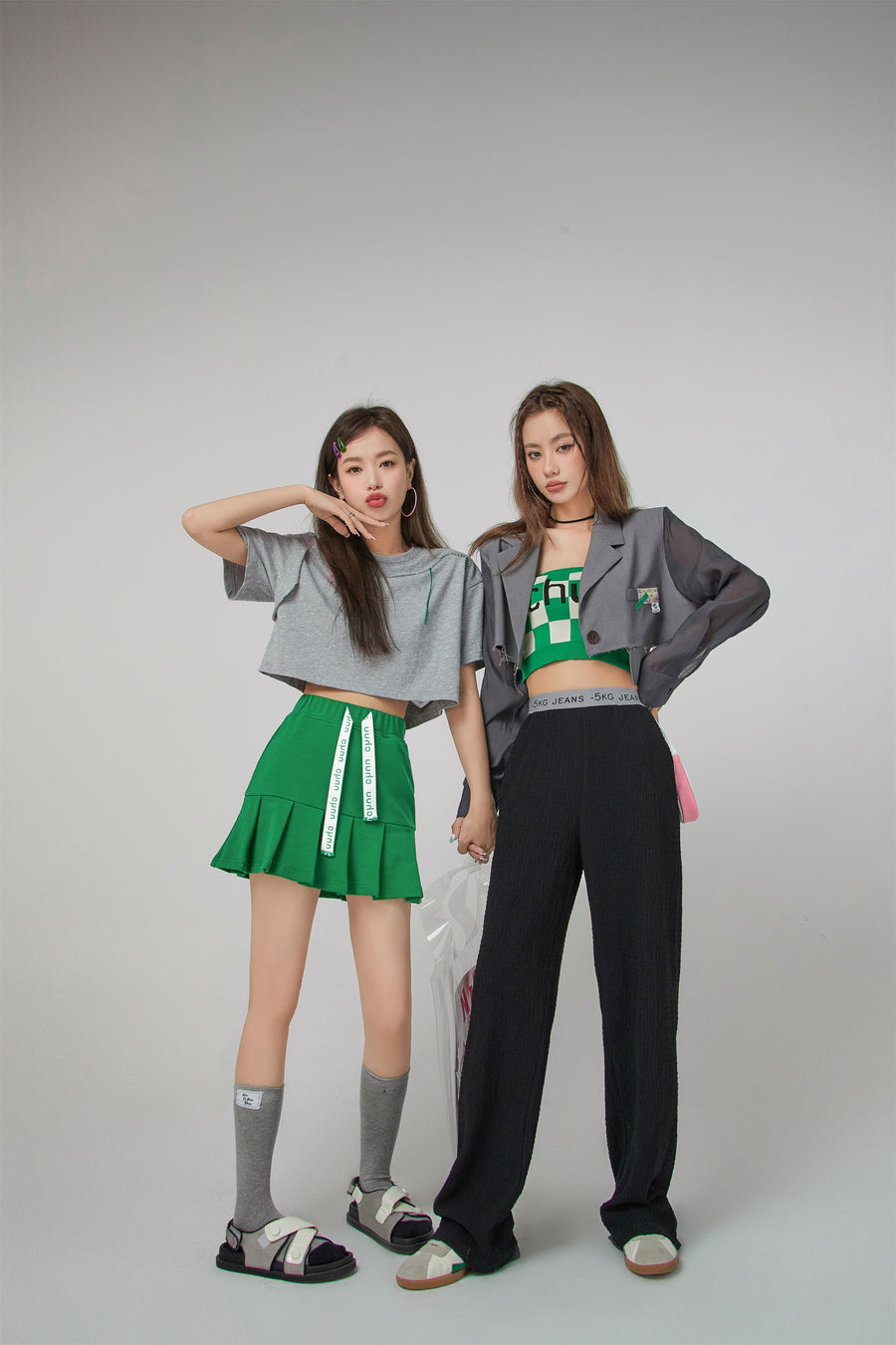 CHUU Magazine Print Jogger Pants