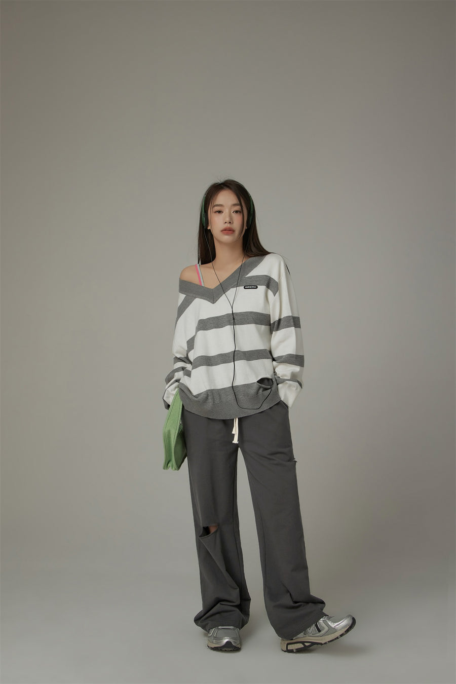 CHUU Color Matching V-Neck Striped Knit Sweater